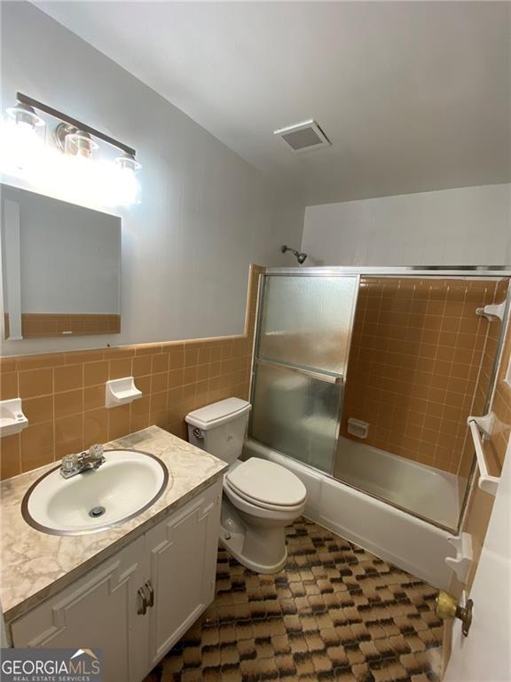 4029 Winding Way Macon, GA 31204 - Photo 8 of 24 a bathroom with a sink toilet and shower