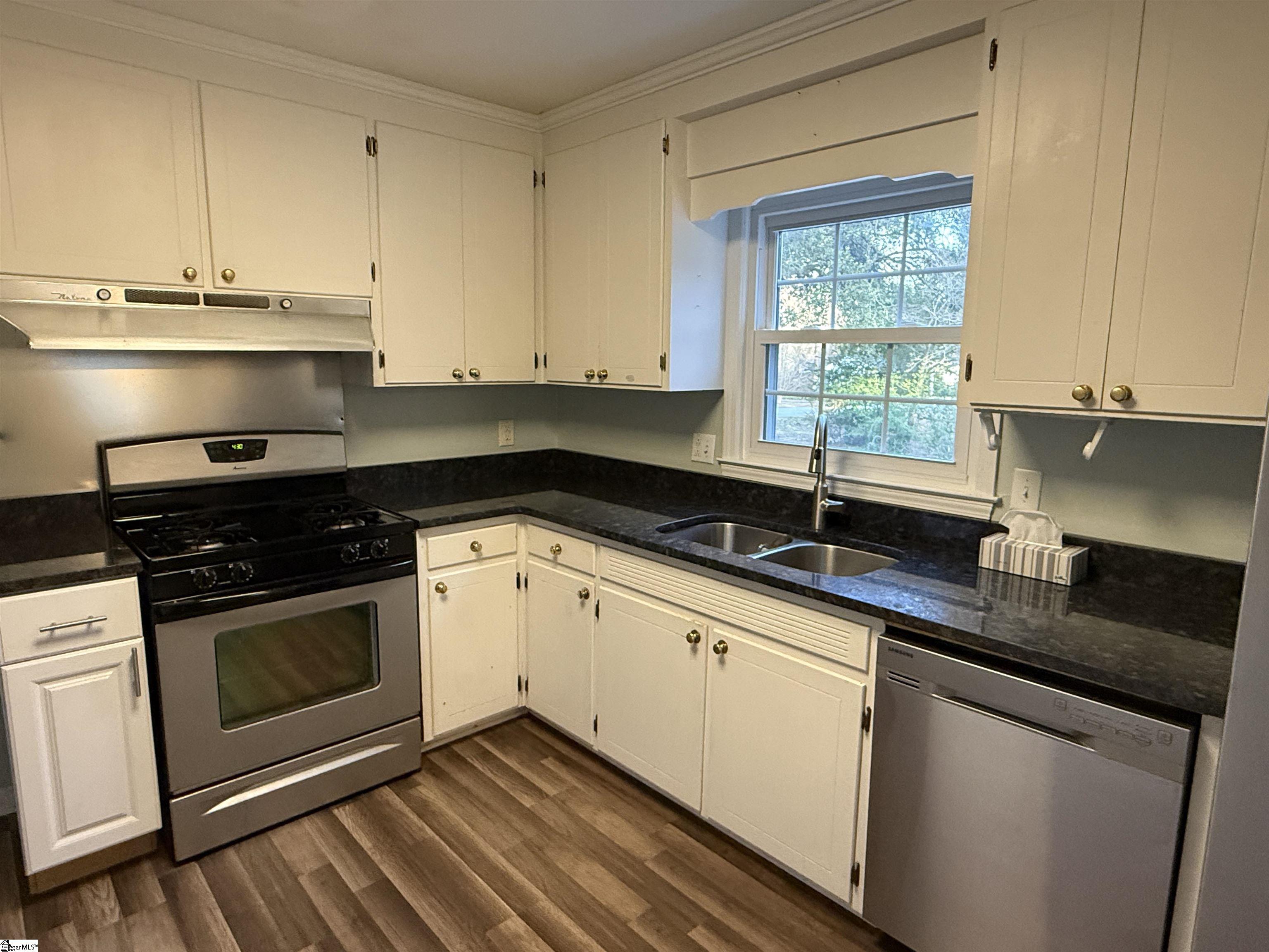 720 Calvert Avenue Clinton, SC 29325 - Photo 8 of 28