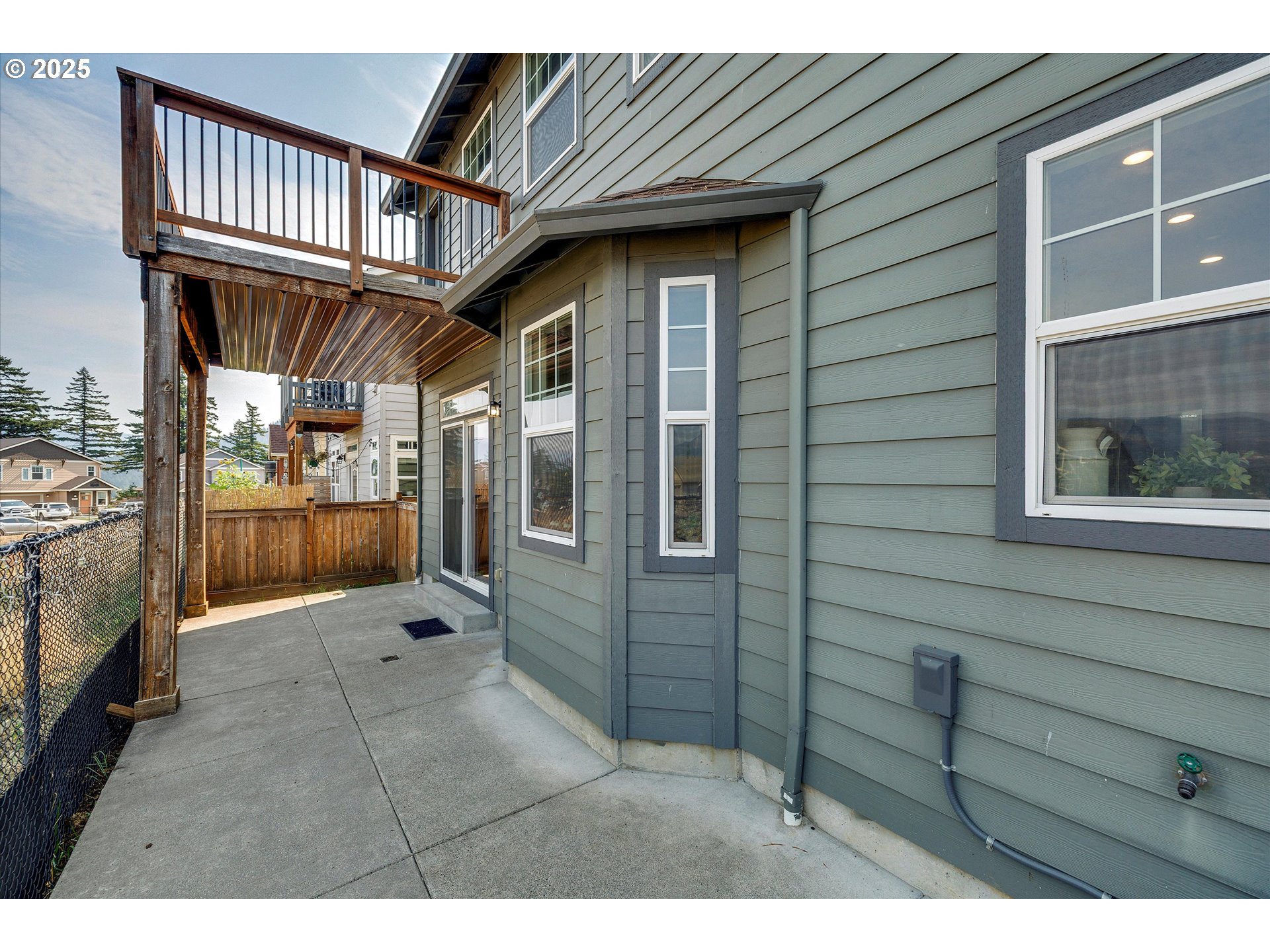 1153 Chinookan Drive Cascade Locks, OR 97014 - Photo 25 of 27 a view of entryway of the house