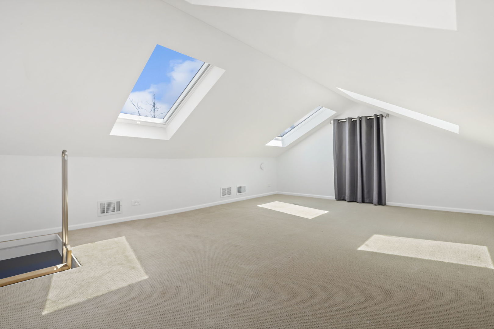 772 Green Bay Road Winnetka, IL 60093 - Photo 23 of 31 an empty room with a projector