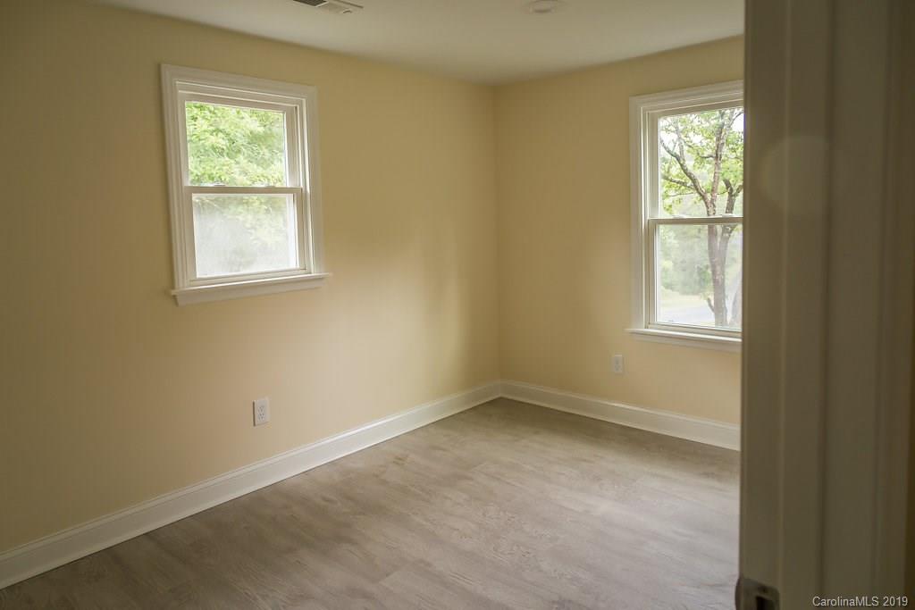 17531 Green Hill Road Charlotte, NC 28278 - Photo 14 of 28 an empty room with a window