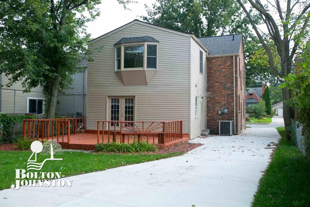 1386 Roslyn Road Grosse Pointe Woods, MI 48236 - Photo 13 of 23