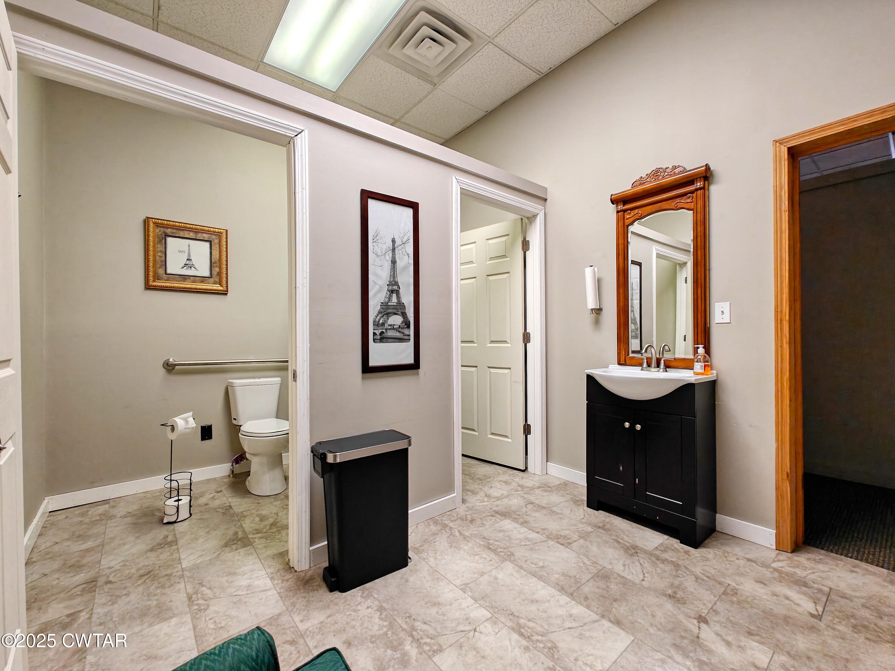 121 North Poplar Street Paris, TN 38242 - Photo 36 of 38 a bathroom with a sink and a mirror