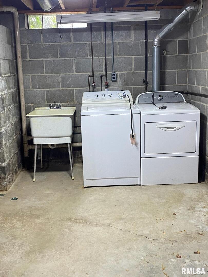 226 4th Avenue West Andalusia, IL 61232 - Photo 13 of 20 a utility room with dryer and washer