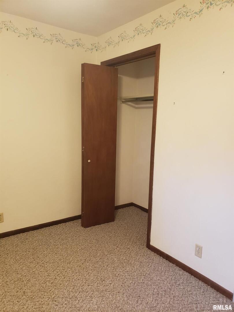 226 4th Avenue West Andalusia, IL 61232 - Photo 7 of 20 an empty room with closet