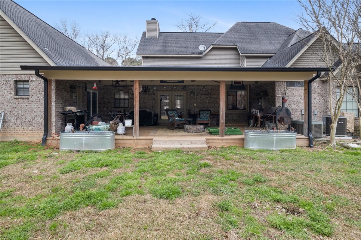 755 Mallard Street Hemphill, TX 75948 - Photo 4 of 27 front view of a building with a porch