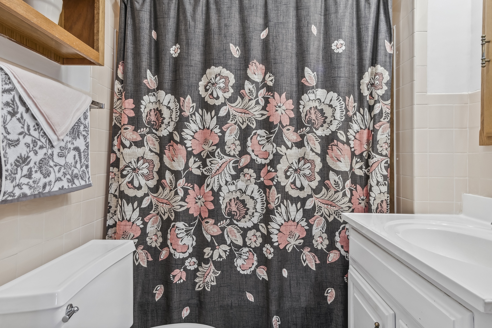 718 Sheridan Road Lake Bluff, IL 60044 - Photo 11 of 36 a bathroom with a sink toilet and shower