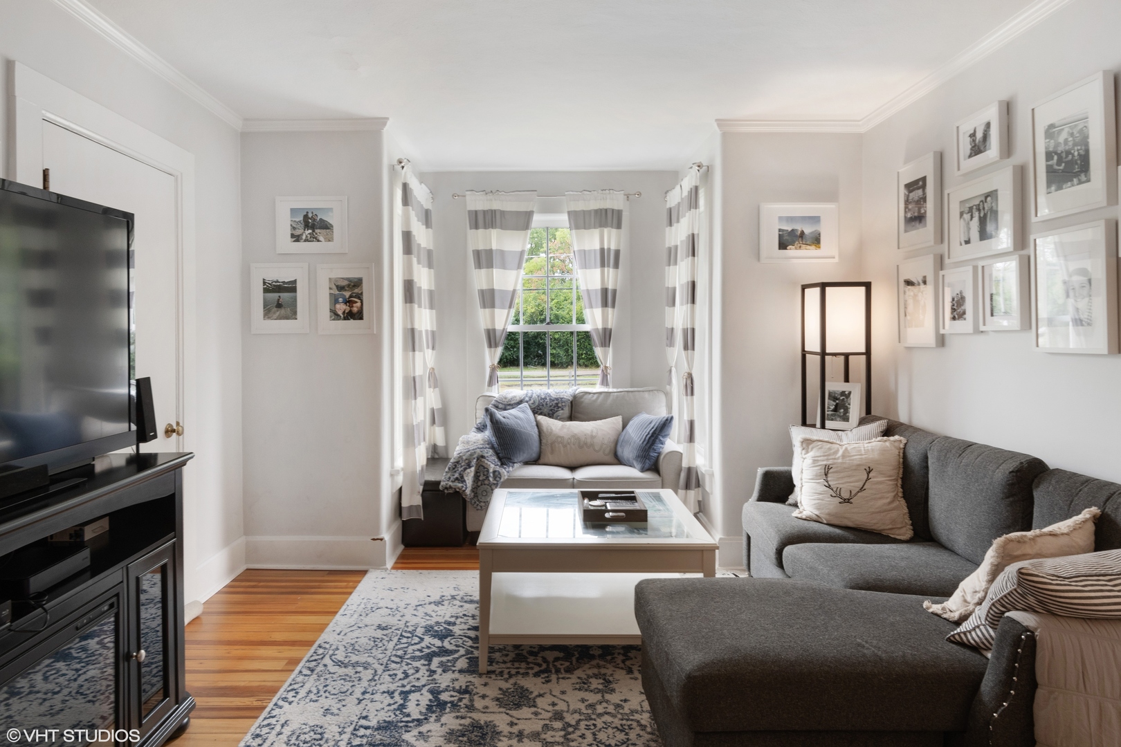 718 Sheridan Road Lake Bluff, IL 60044 - Photo 20 of 36 a living room with furniture and a flat screen tv