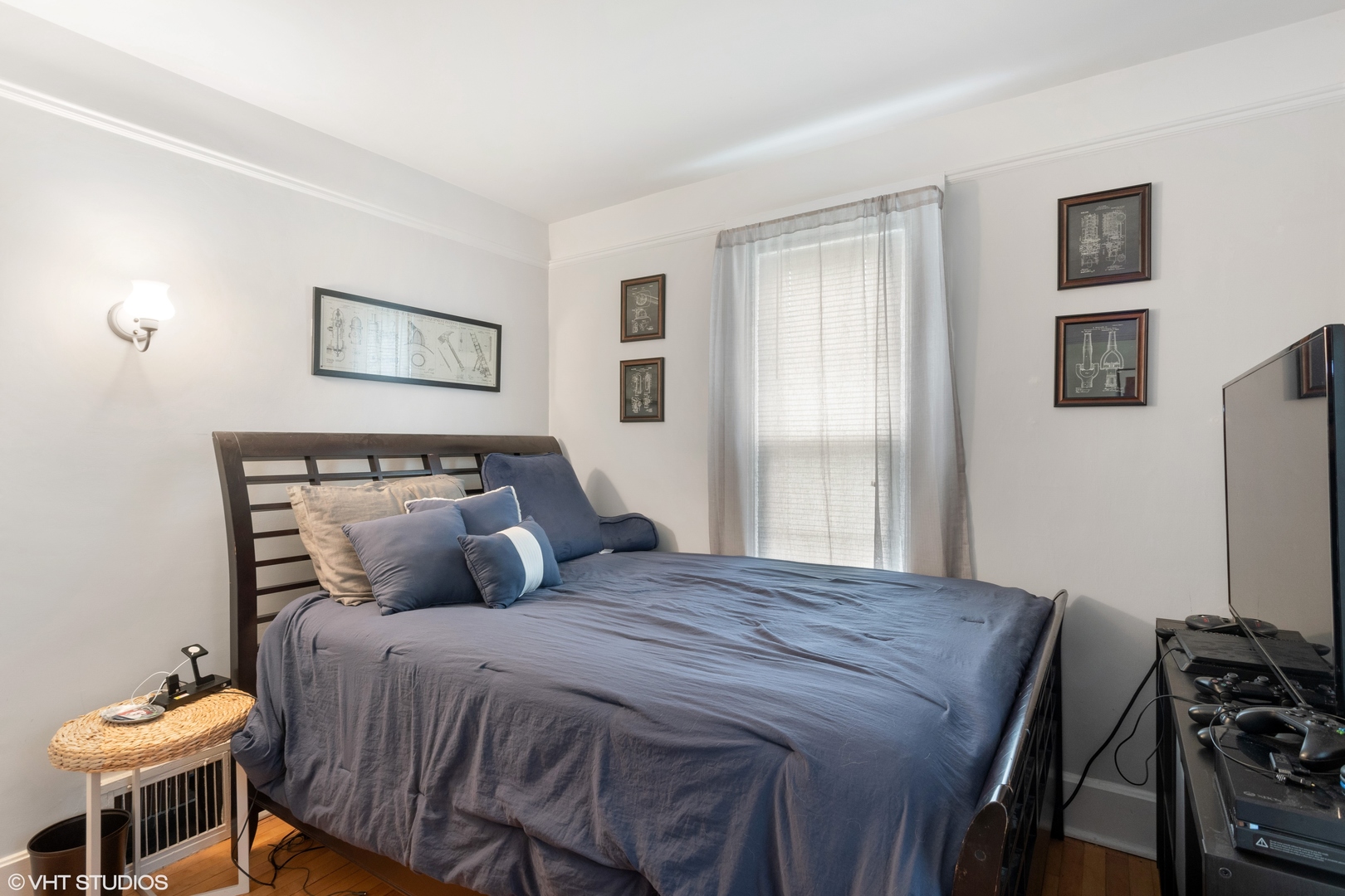 718 Sheridan Road Lake Bluff, IL 60044 - Photo 28 of 36 a bedroom with a bed and wooden floor