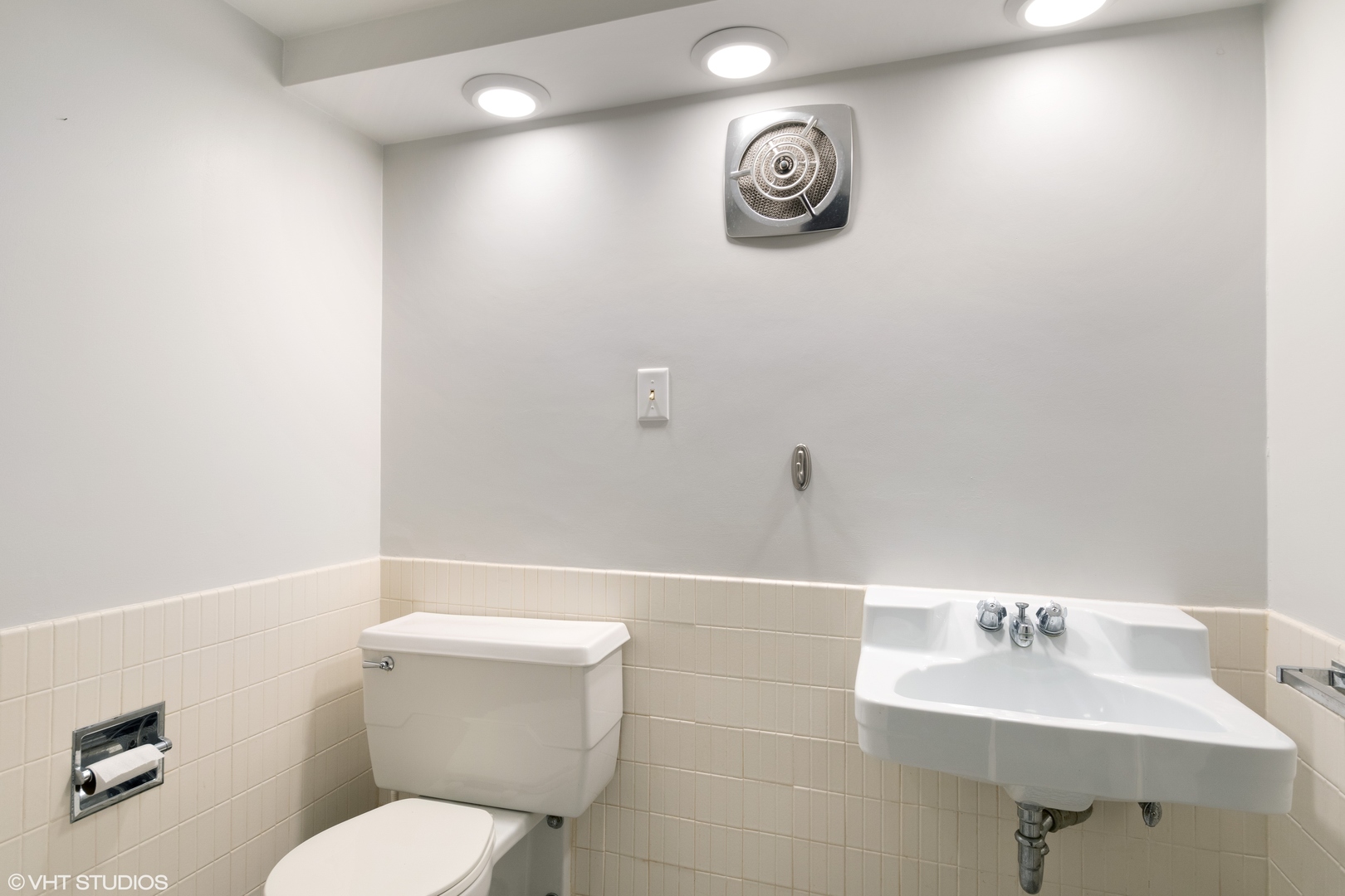 718 Sheridan Road Lake Bluff, IL 60044 - Photo 32 of 36 a bathroom with a toilet a sink and mirror