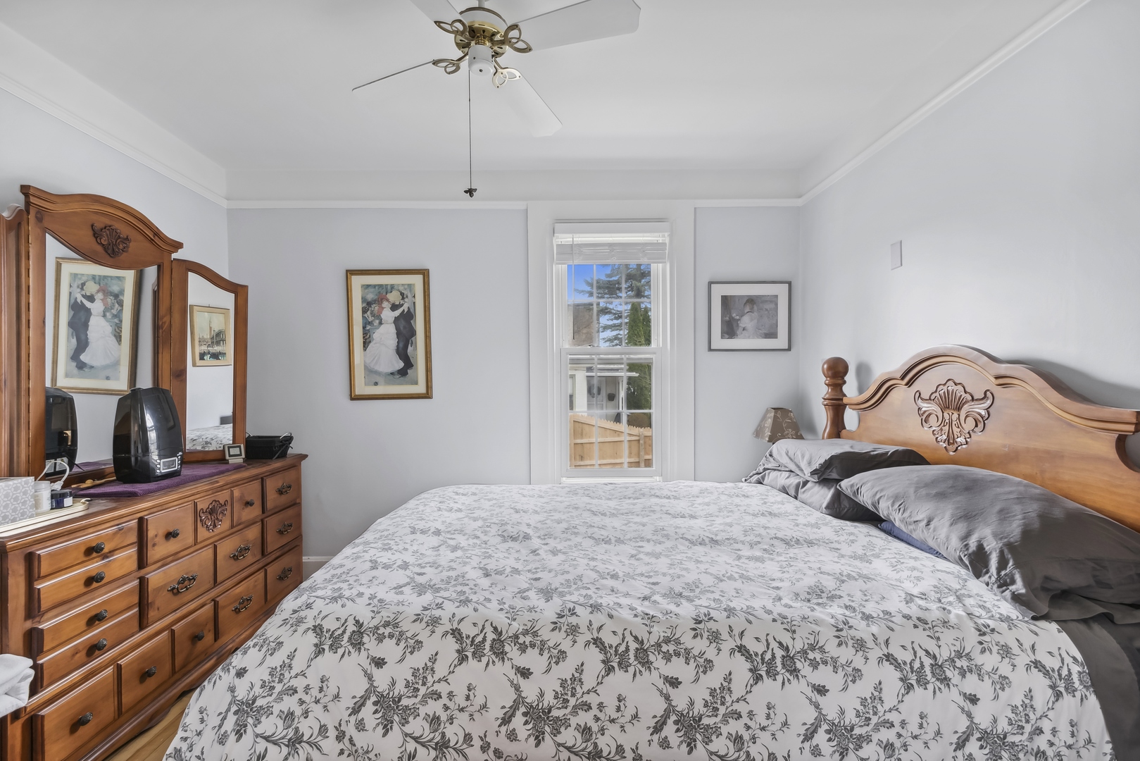 718 Sheridan Road Lake Bluff, IL 60044 - Photo 10 of 36 a bedroom with a bed a flat tv screen and dresser