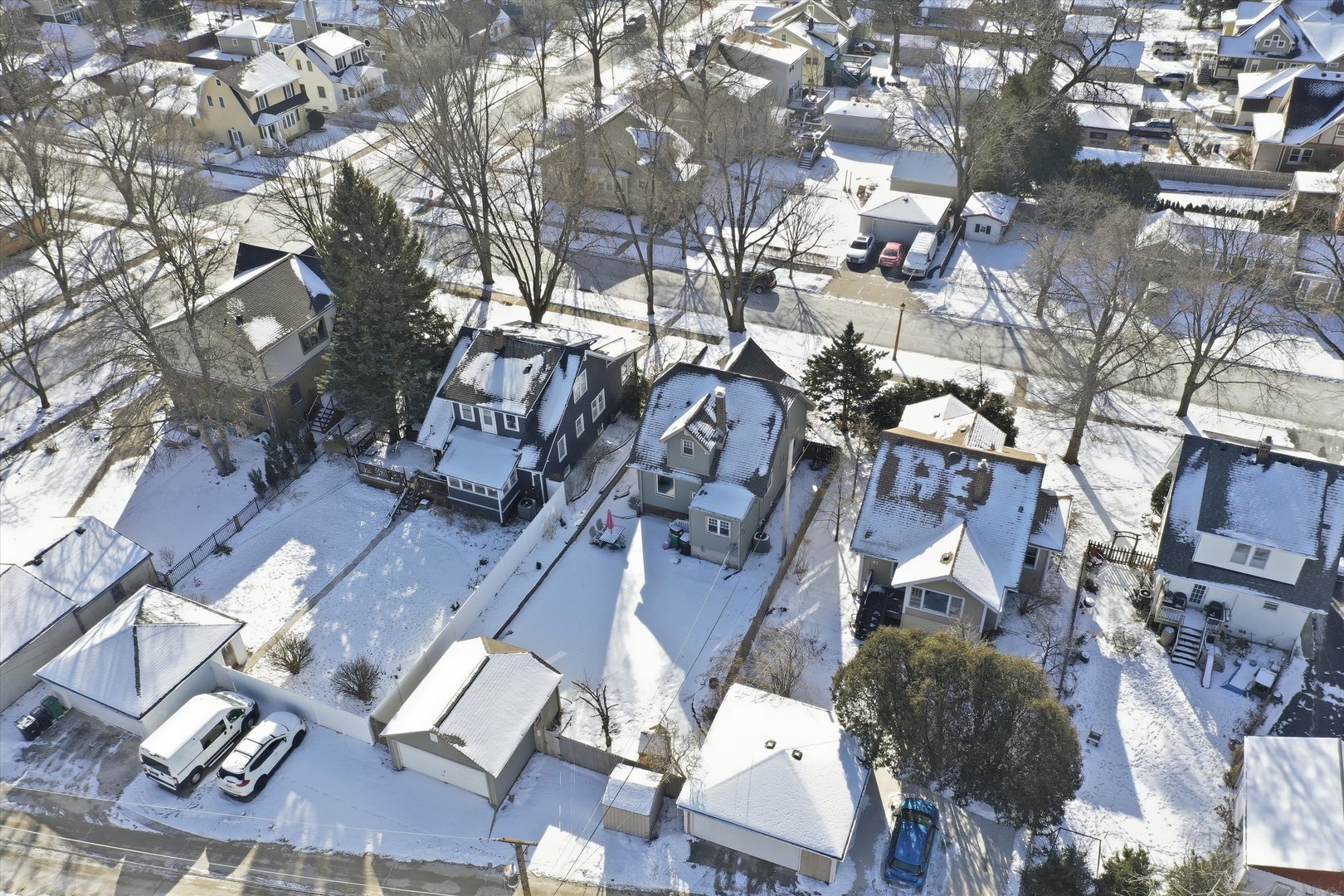 314 Elm Street Lombard, IL 60148 - Photo 36 of 43 an aerial view of a city with lots of residential buildings