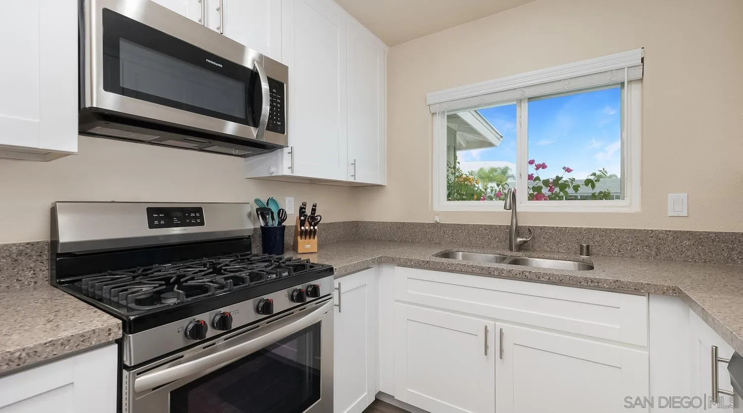 10052 Gem Tree Way Santee, CA 92071 - Photo 4 of 30 Gallery Image 4