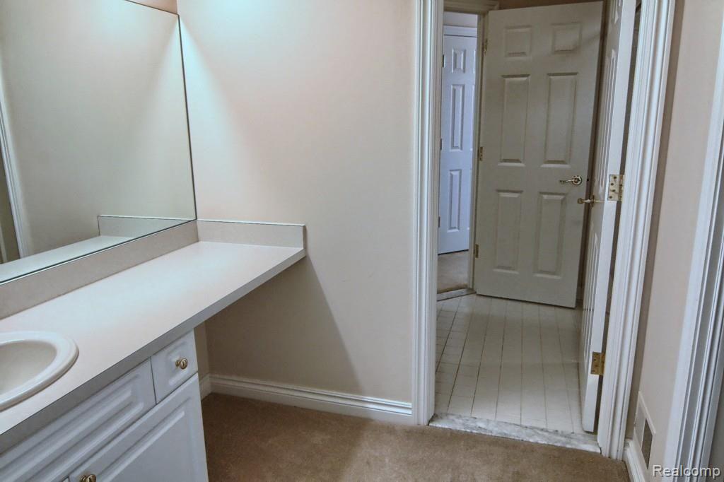 2695 Shorebrook Court Rochester, MI 48306 - Photo 26 of 31 Jack_And_Jill_Bathroom.jpg