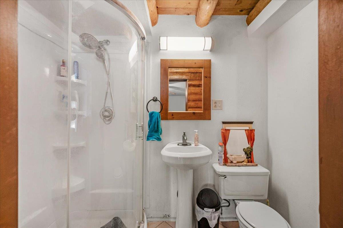 45522 Windmill Road Coarsegold, CA 93614 - Photo 38 of 74 a bathroom with a sink toilet and shower