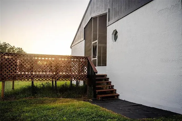a view of a back yard