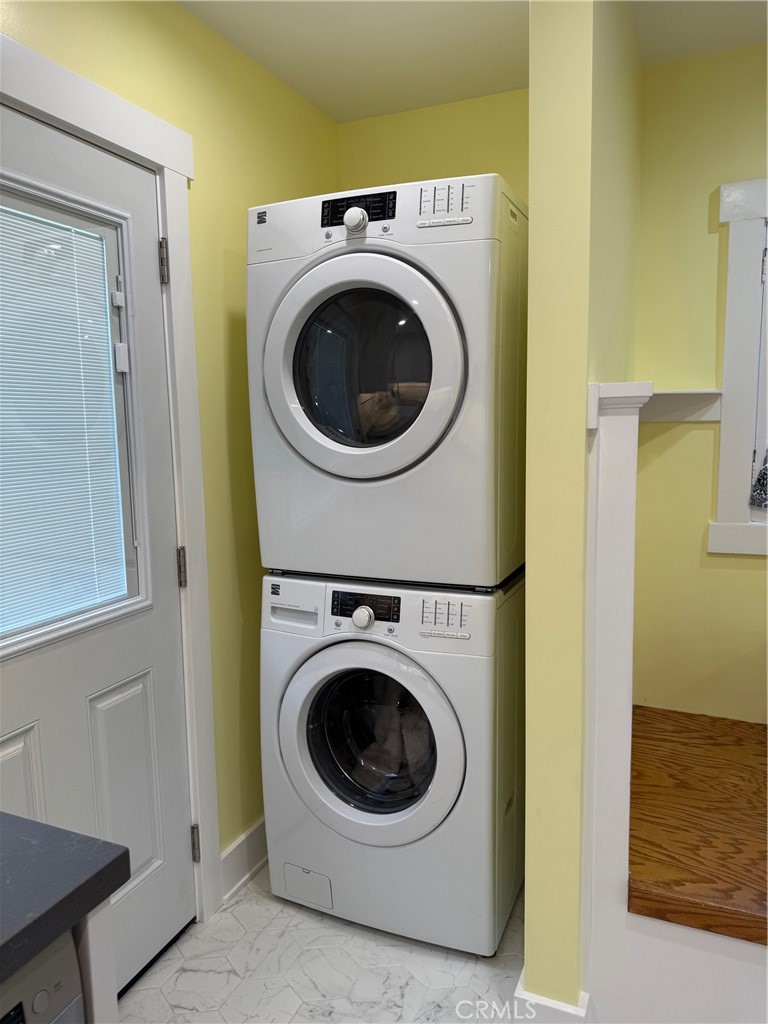 297 Garfield Avenue Pasadena, CA 91101 - Photo 12 of 28 a utility room with dryer and washer