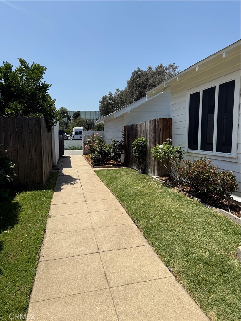 297 Garfield Avenue Pasadena, CA 91101 - Photo 4 of 28 a front view of house with yard