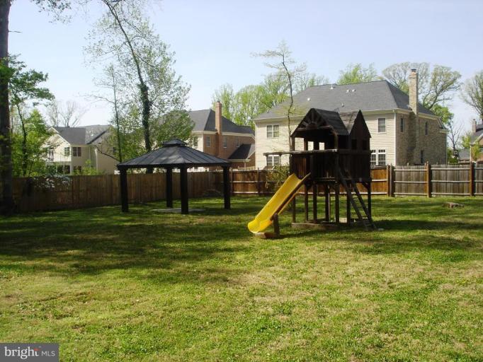 7104 Larrlyn Drive Springfield, VA 22151 - Photo 8 of 10 Back yard