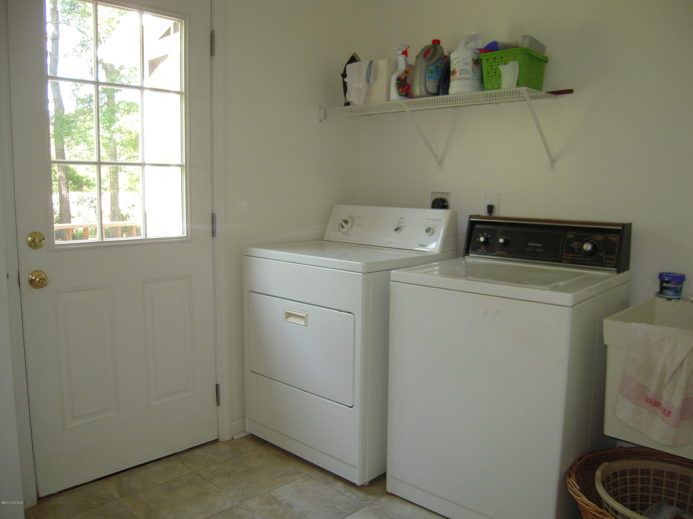 420 Riverside Lane Stella, NC 28582 - Photo 20 of 31 Laundry room