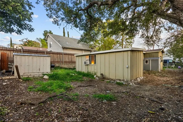 a view of a backyard