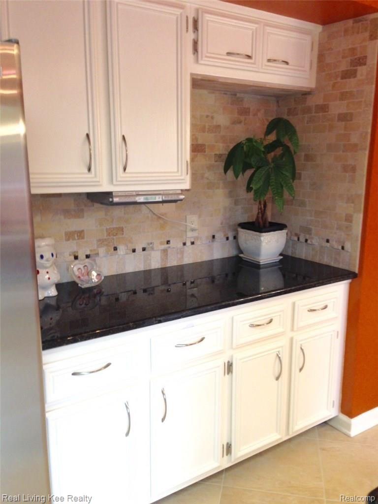 3787 Summit Ridge Drive Rochester, MI 48306 - Photo 15 of 47 kit counter.jpg