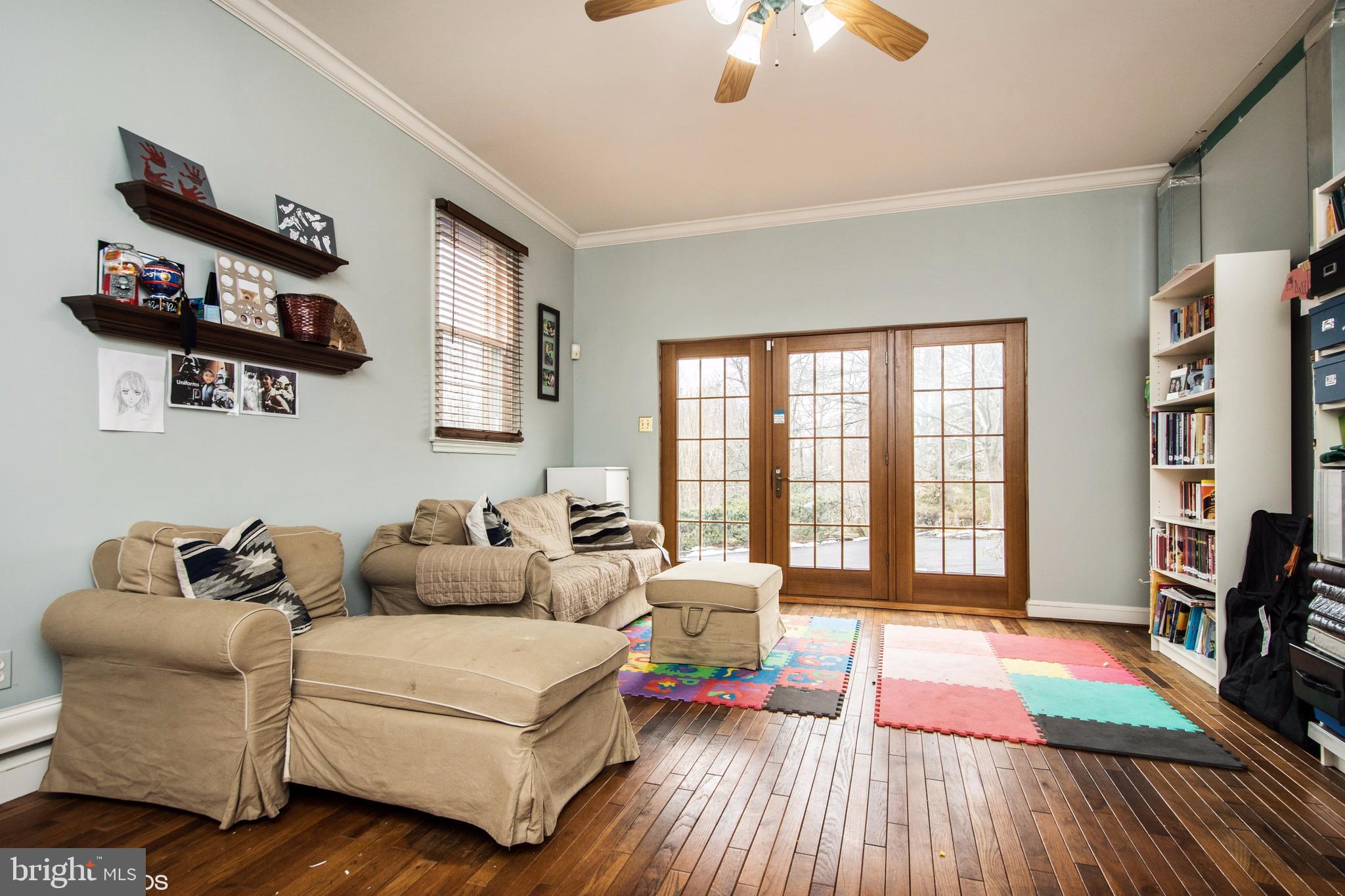 9501 Emory Grove Road Gaithersburg, MD 20877 - Photo 11 of 26 Living room