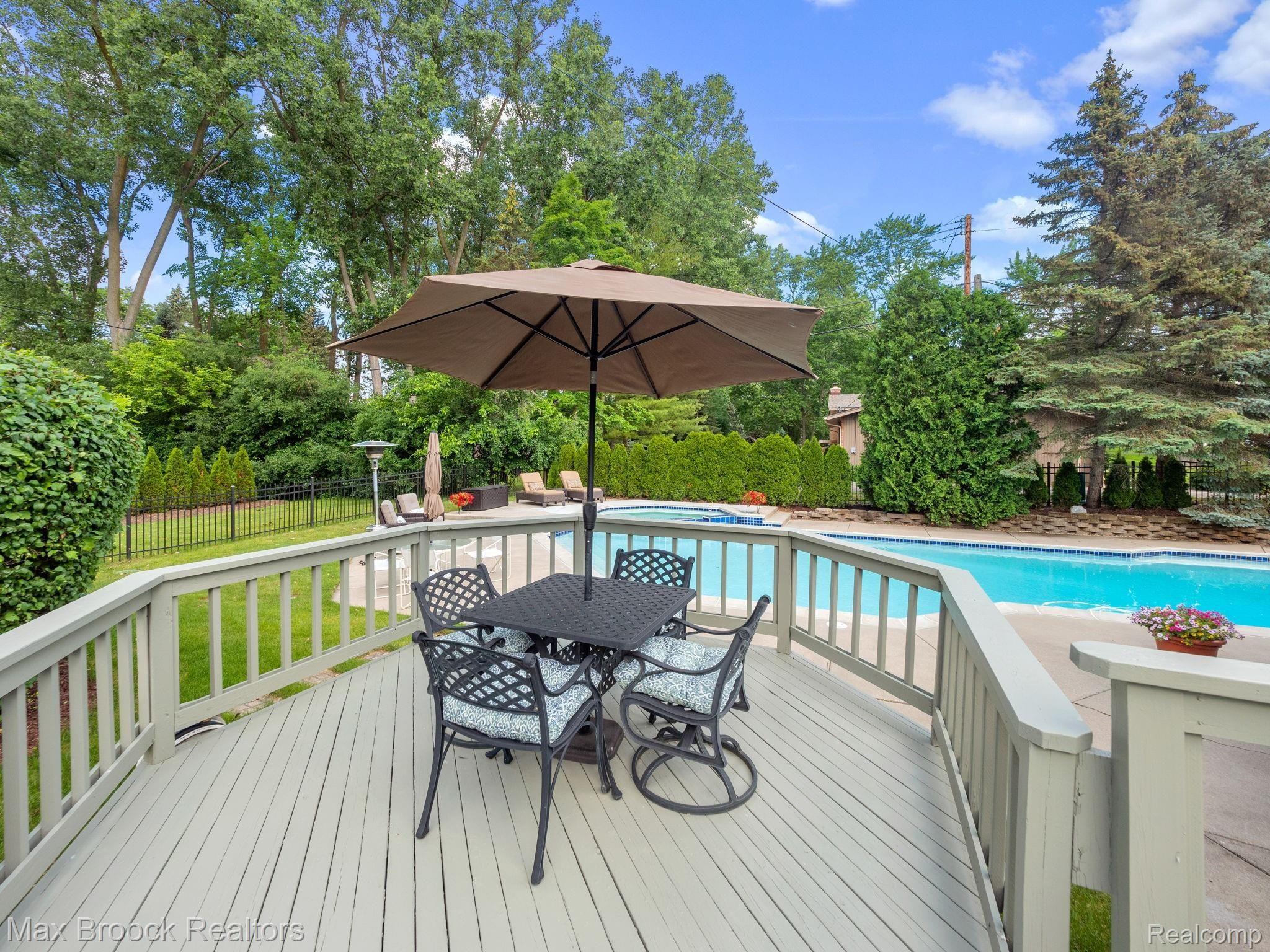 4626 Patrick Road West Bloomfield, MI 48322 - Photo 48 of 60 P3122499.jpg