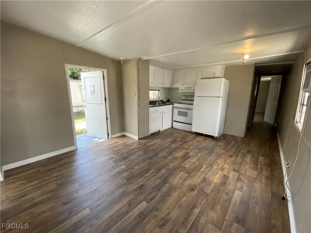 $995 | 4900 Tice Street, Fort Myers, FL 33905