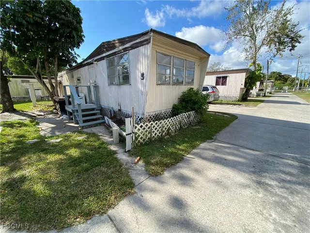 $995 | 4900 Tice Street, Fort Myers, FL 33905