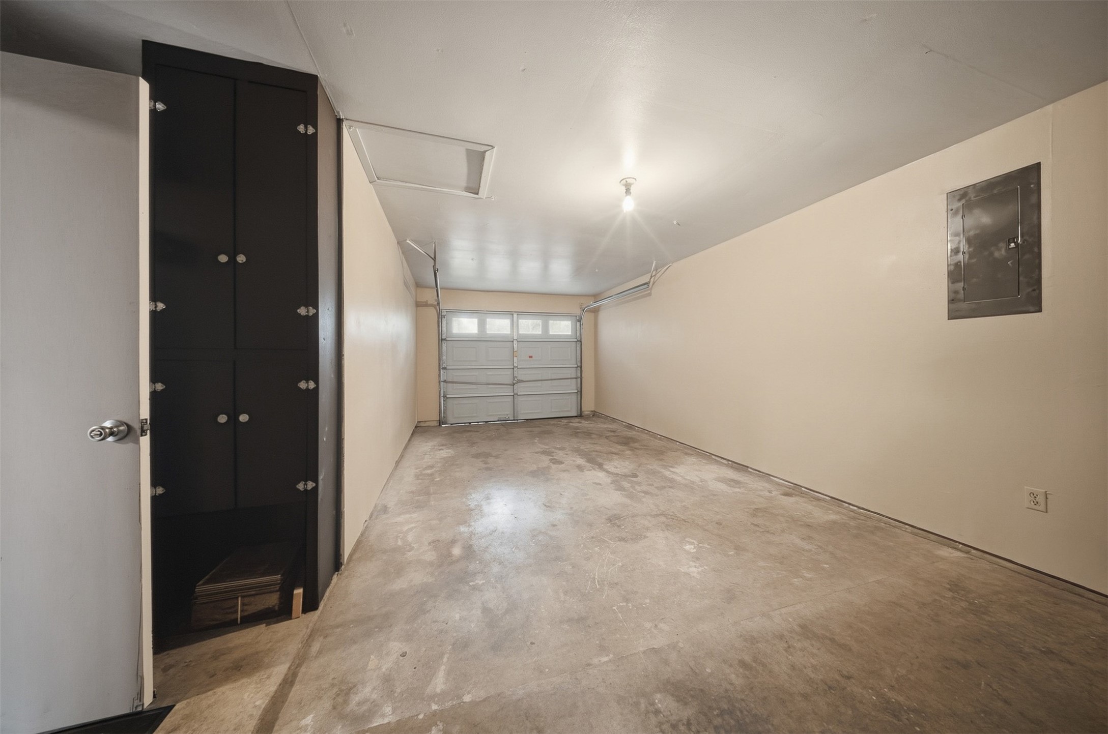 401 Turner Cemetery Road Livingston, TX 77351 - Photo 16 of 34 en empty room with closet and windows