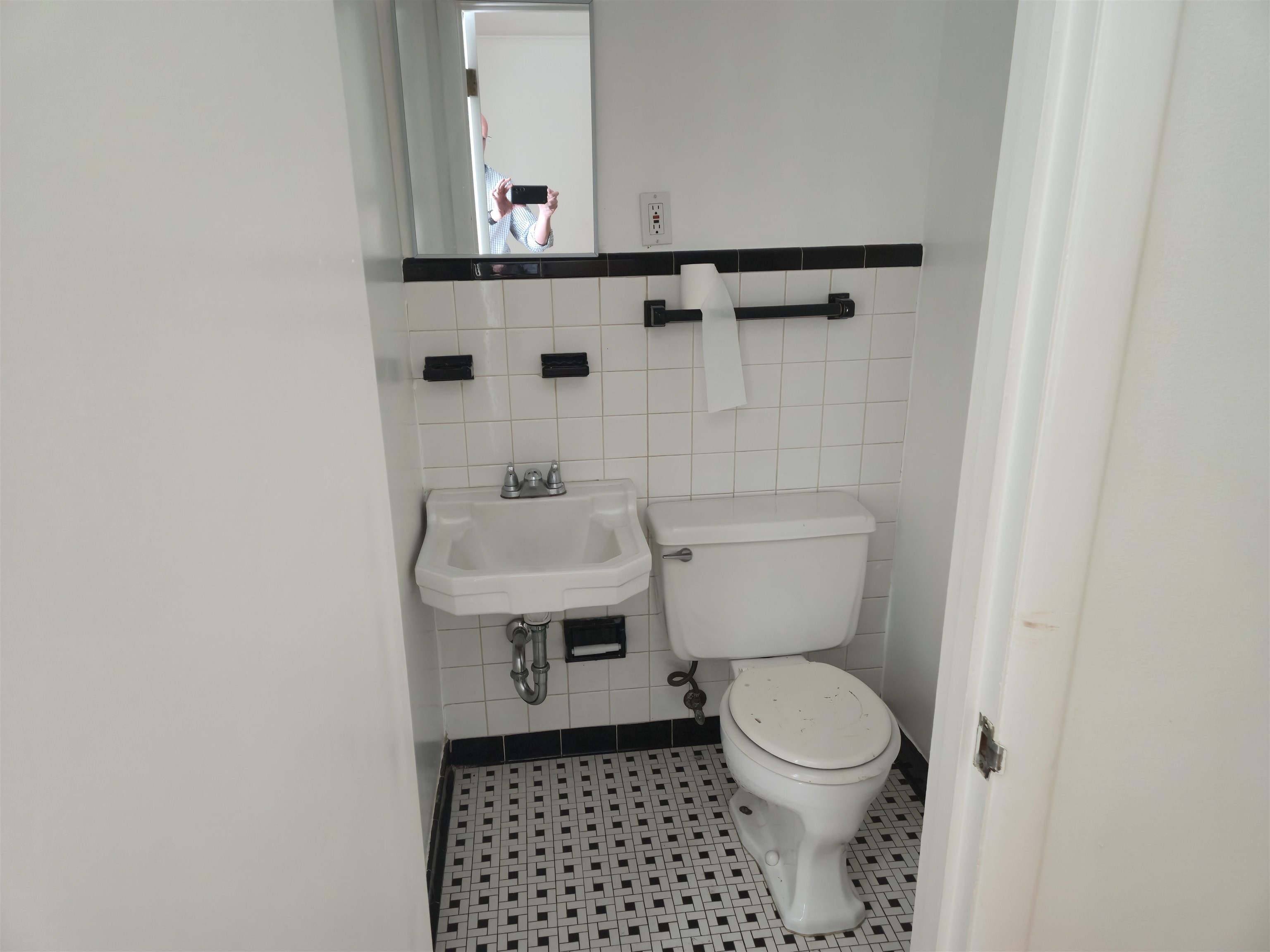1517 Delmont Road Memphis, TN 38117 - Photo 9 of 9 Bathroom with toilet and tile walls