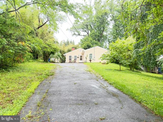 7135 Oak Ridge Road Falls Church, VA 22042 - Photo 3 of 41 a view of a big yard with plants and large trees