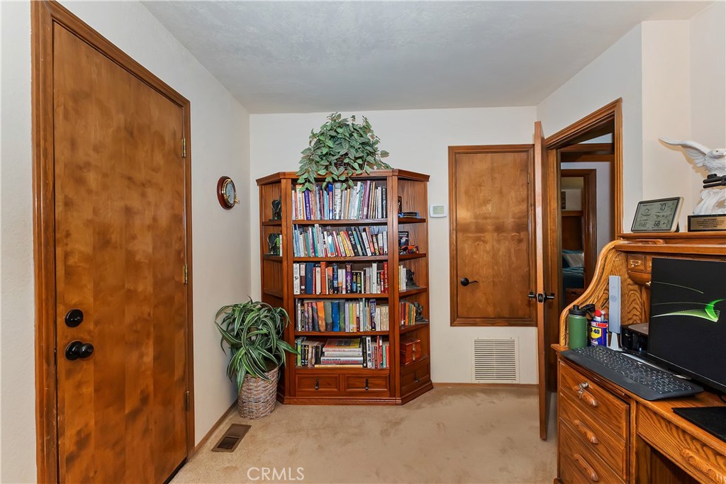 1100 Arbula Drive Crestline, CA 92325 - Photo 26 of 50 a livingroom with a book shelf