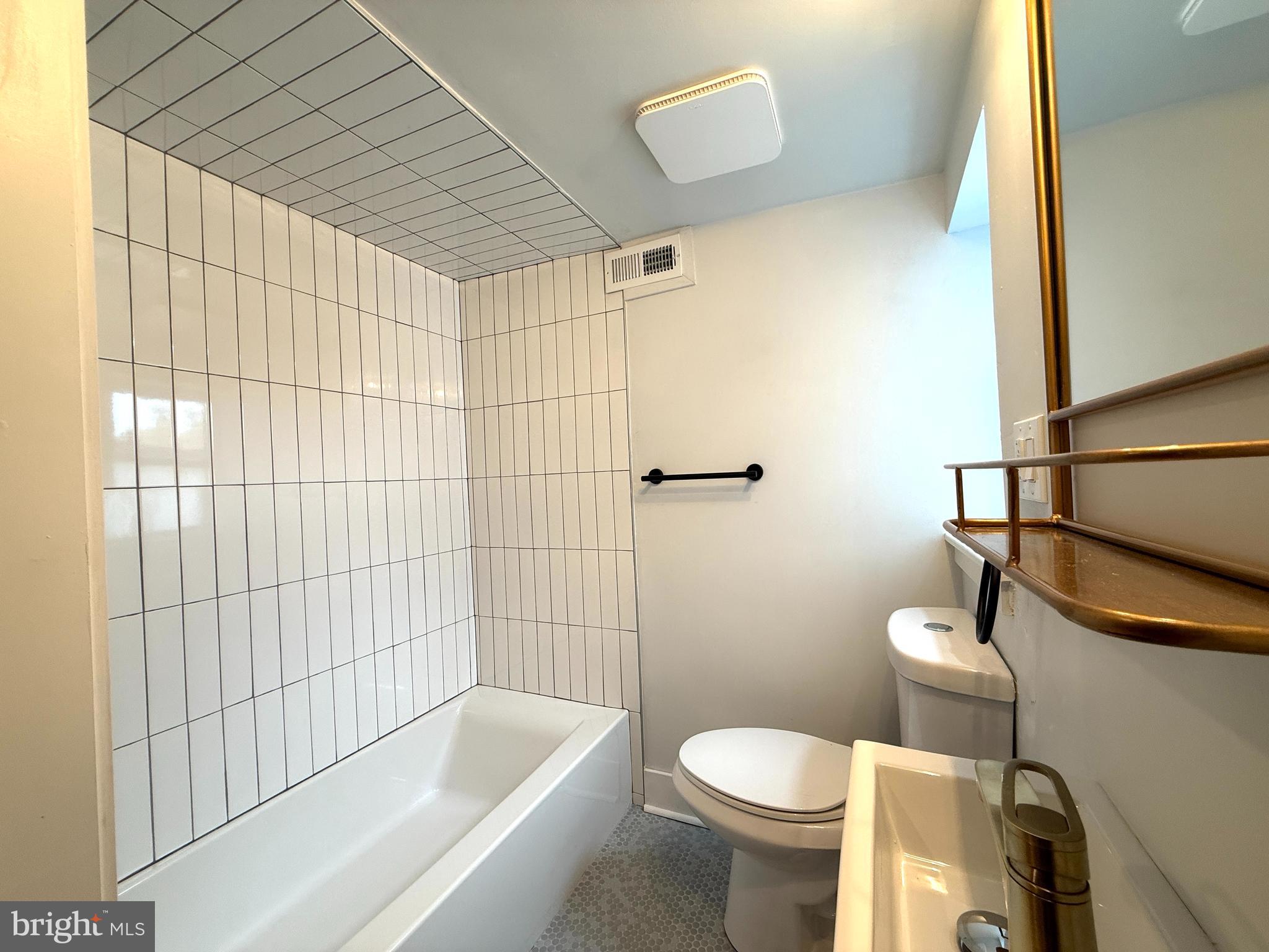 609 Mountain Street Philadelphia, PA 19148 - Photo 13 of 28 Full Bathroom