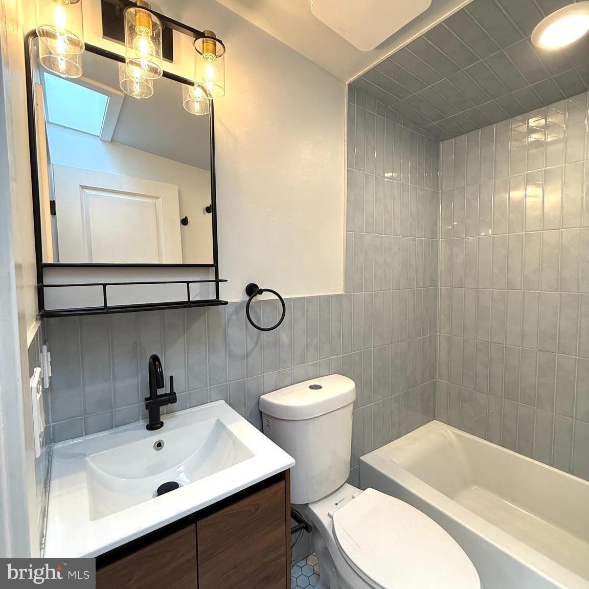 609 Mountain Street Philadelphia, PA 19148 - Photo 22 of 28 Master bathroom