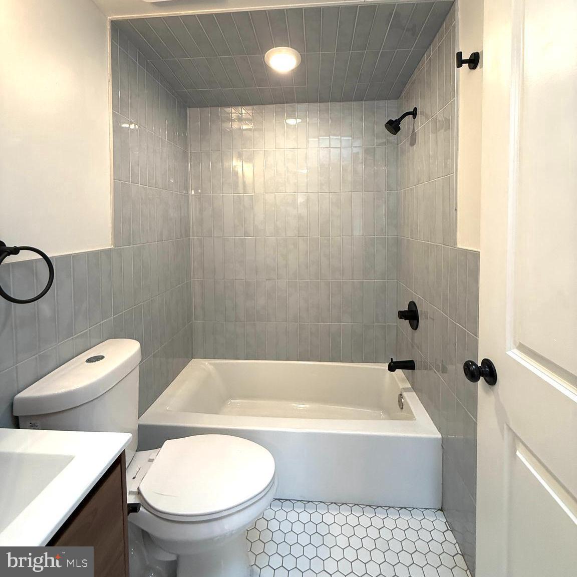 609 Mountain Street Philadelphia, PA 19148 - Photo 23 of 28 Master bathroom