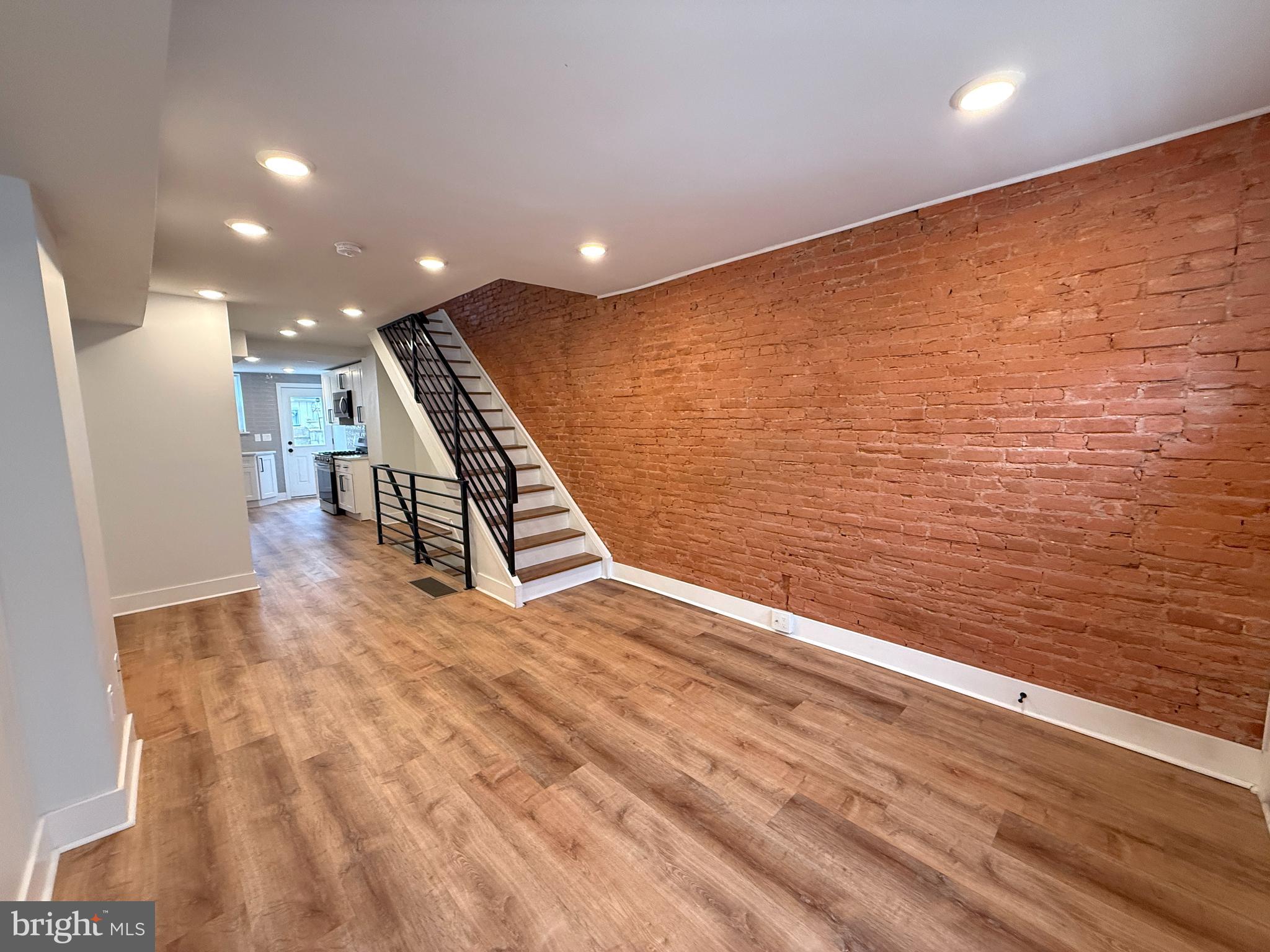 609 Mountain Street Philadelphia, PA 19148 - Photo 5 of 28 Living Room