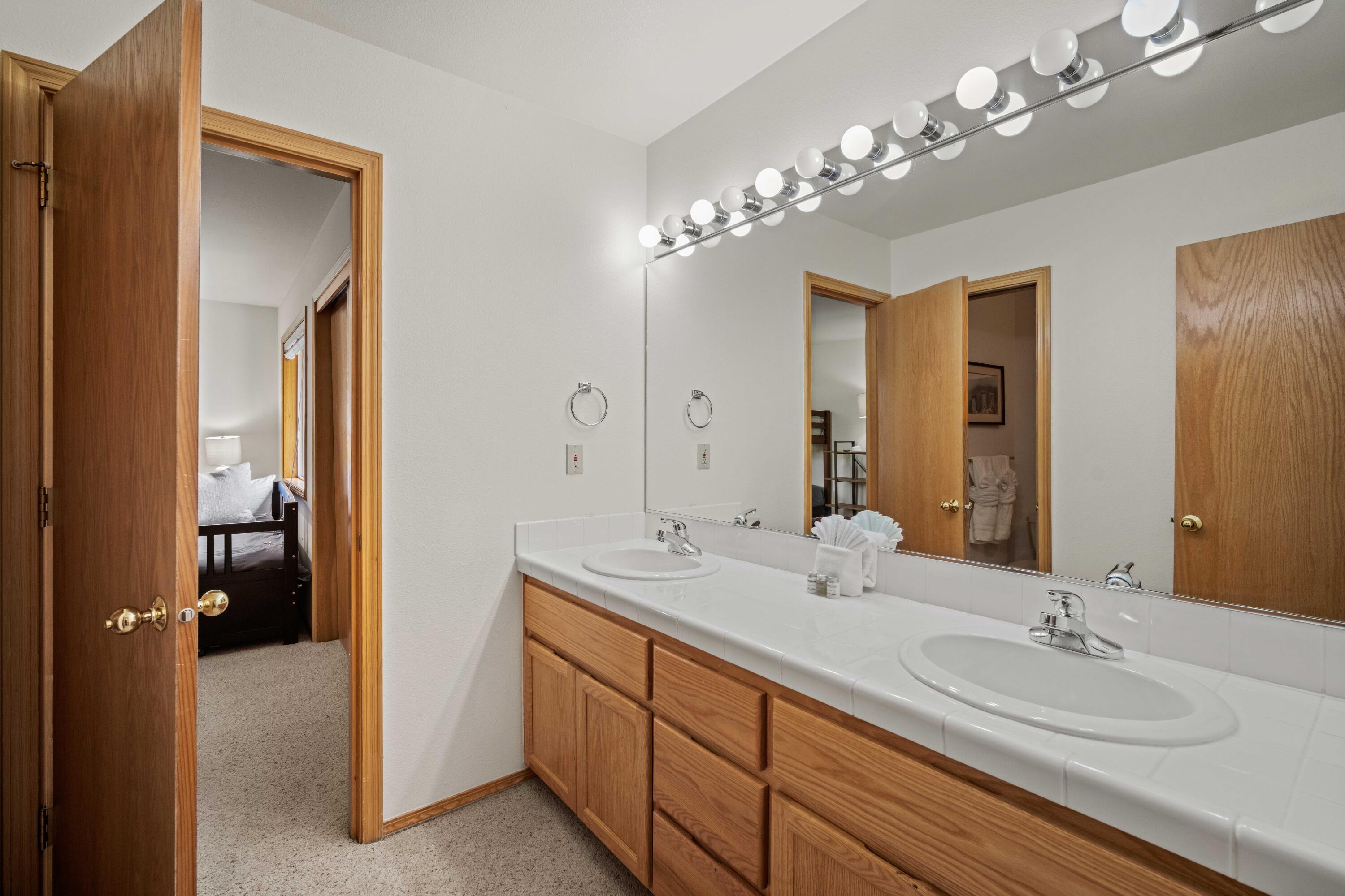 57655 Aspen Lane, Unit 2 Sunriver, OR 97707 - Photo 32 of 47 35 - upstairs jack and jill bathroom
