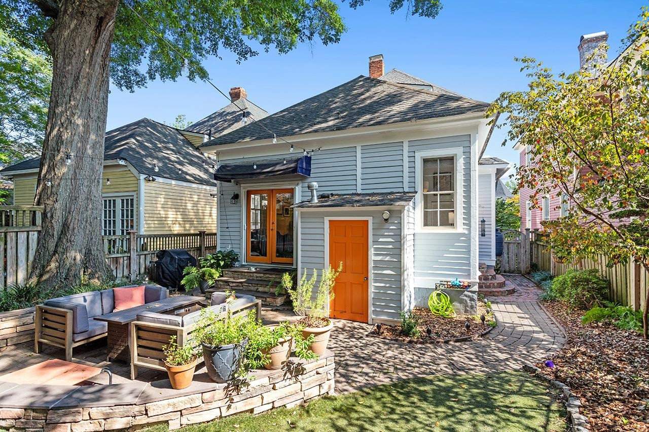 424 East Jones Street Raleigh, NC 27601 - Photo 26 of 27 a backyard of a house with outdoor seating