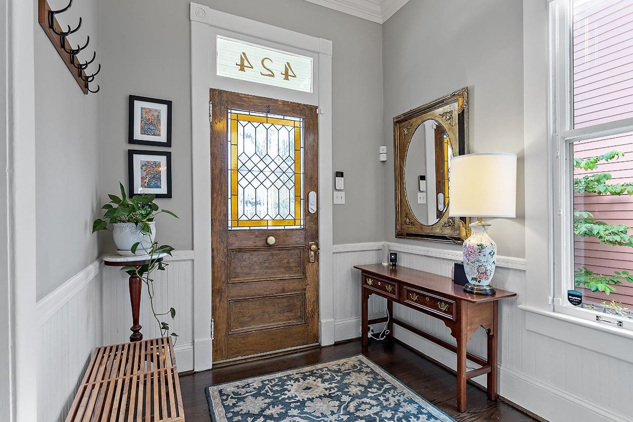 424 East Jones Street Raleigh, NC 27601 - Photo 8 of 27 a room with a table and a window