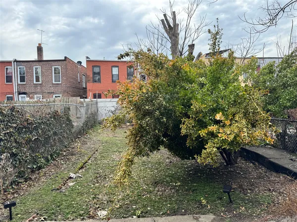 a view of a yard in front of the house