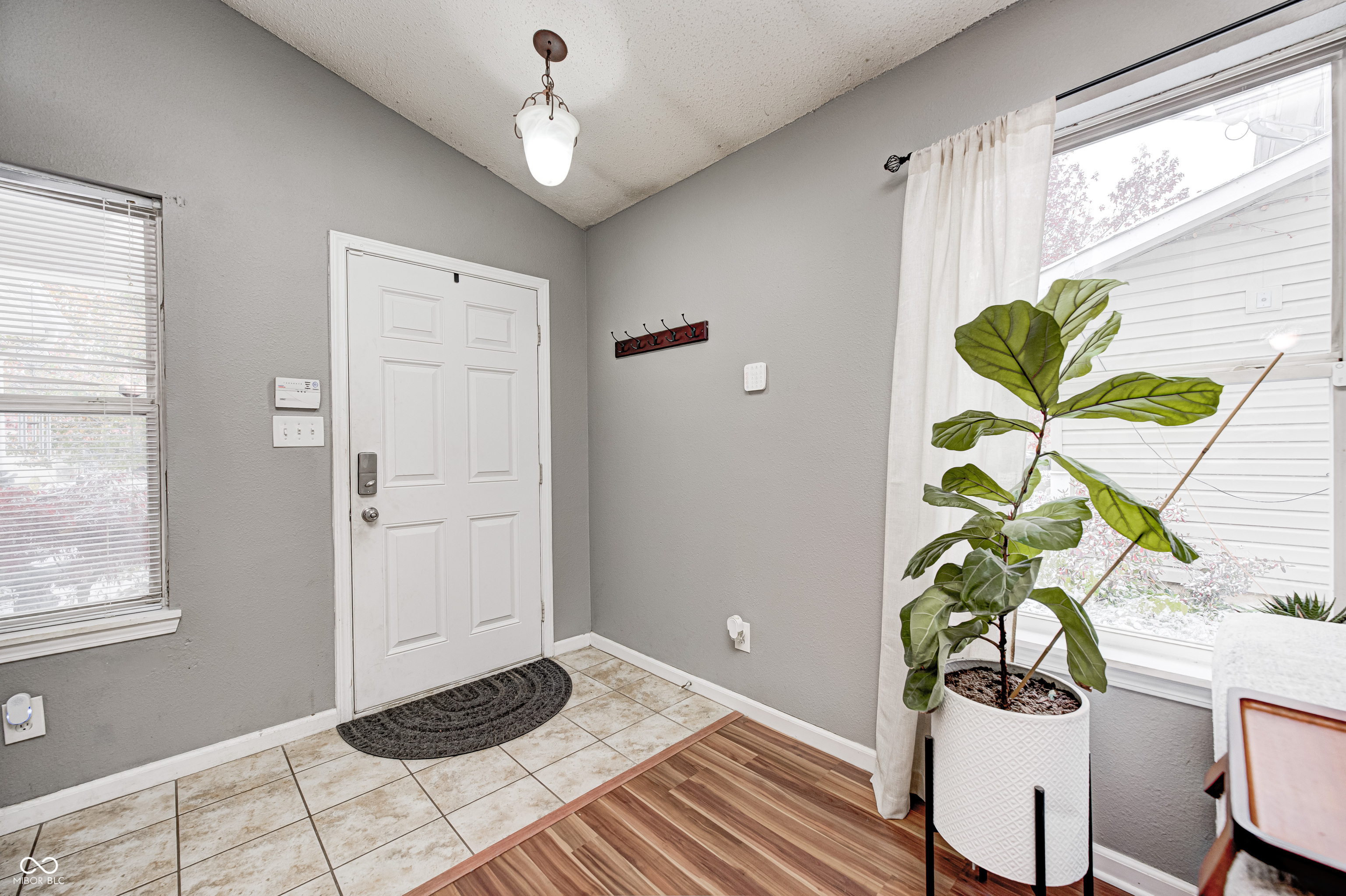 1362 Bluff View Court Indianapolis, IN 46217 - Photo 10 of 33