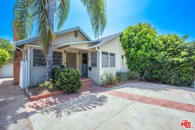 a view of a front of house with a yard