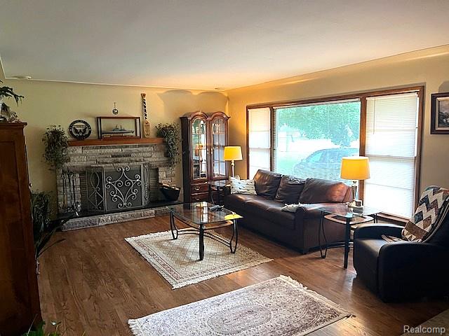 20285 29 Mile Road Ray, MI 48096 - Photo 6 of 25 Living room