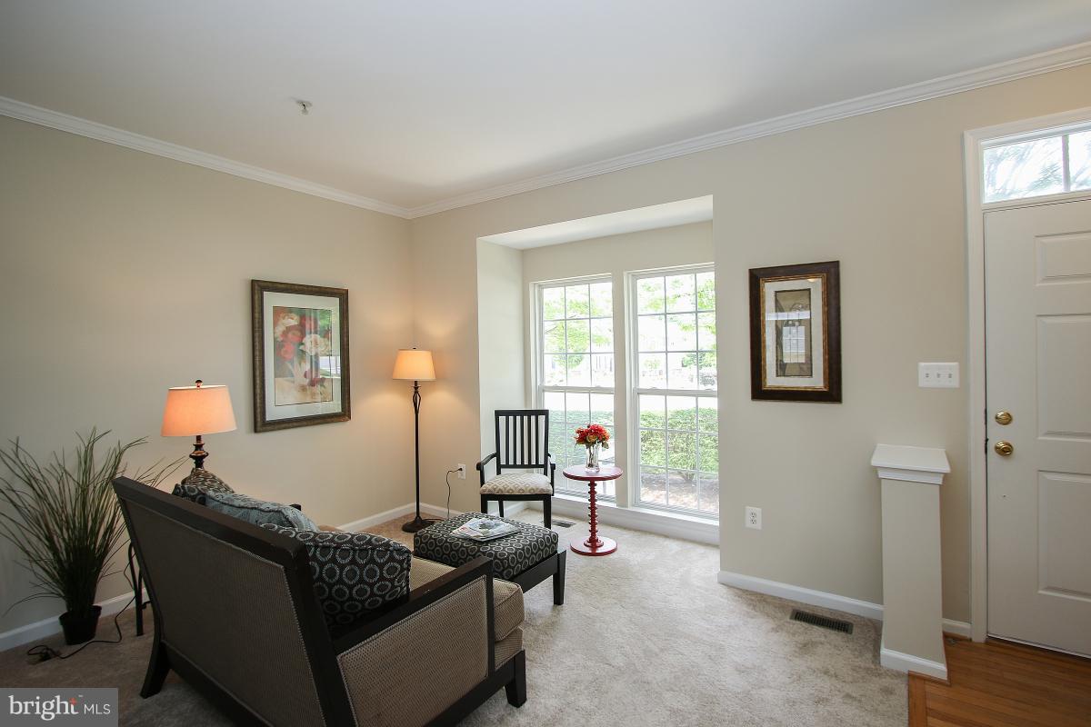 13806 Lullaby Road Germantown, MD 20874 - Photo 4 of 30 Living Room