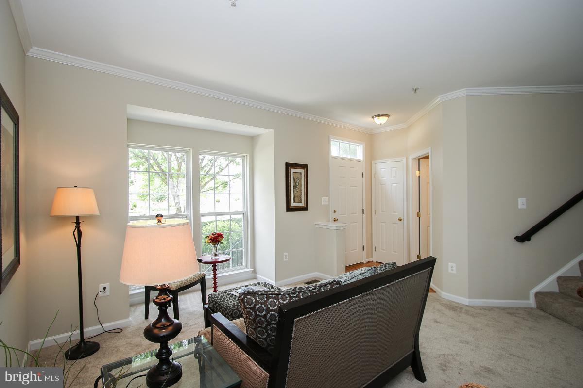 13806 Lullaby Road Germantown, MD 20874 - Photo 5 of 30 Living Room