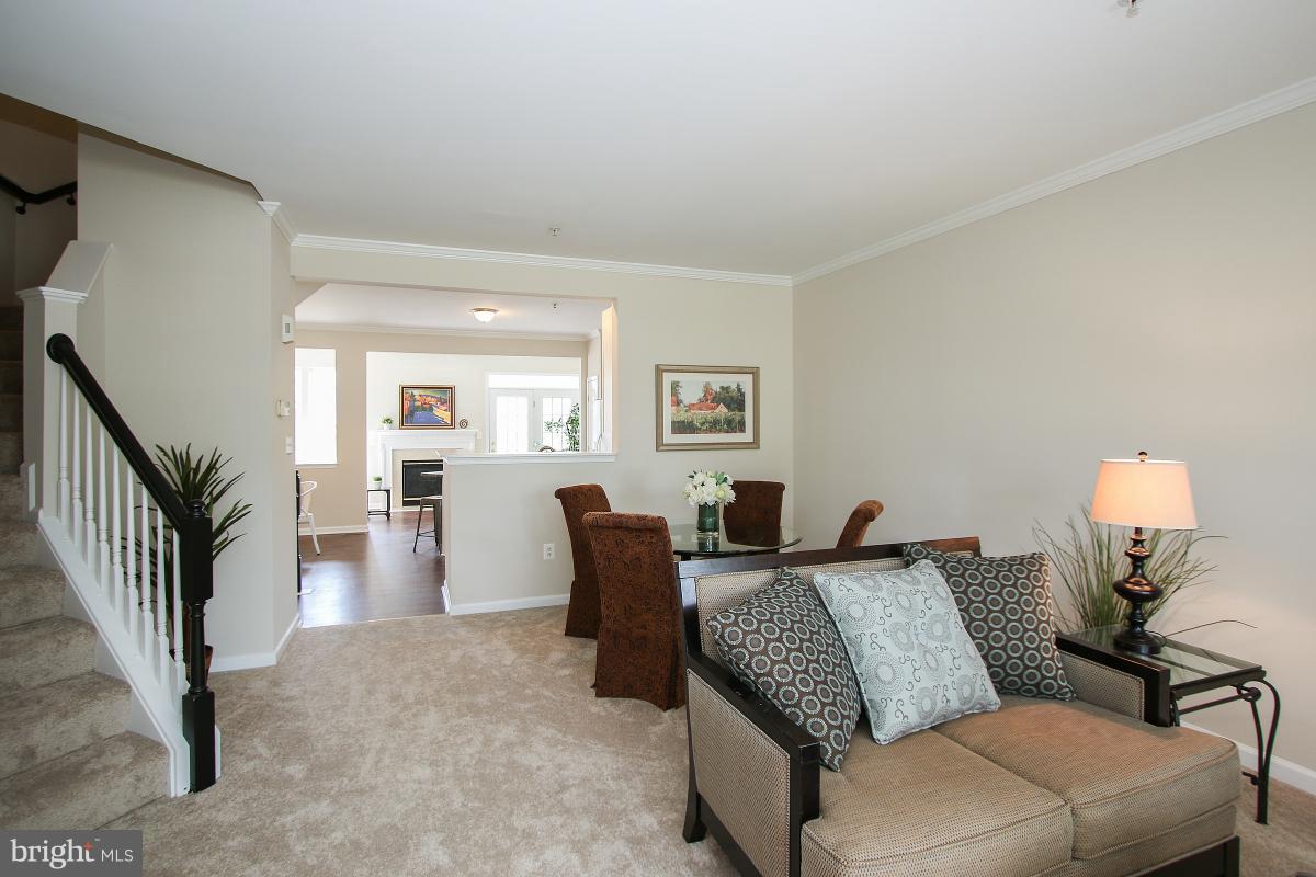 13806 Lullaby Road Germantown, MD 20874 - Photo 6 of 30 Living Room