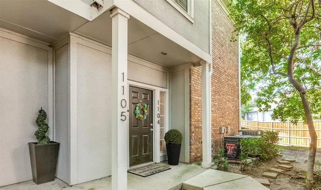 a view of entryway of house