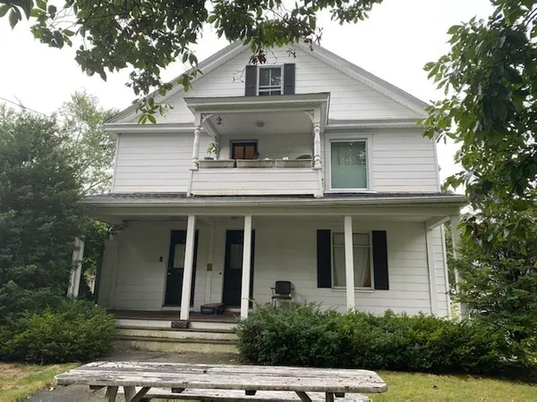 $1,610 | 57 Chestnut Street, Unit 1R, Northampton, MA 01062